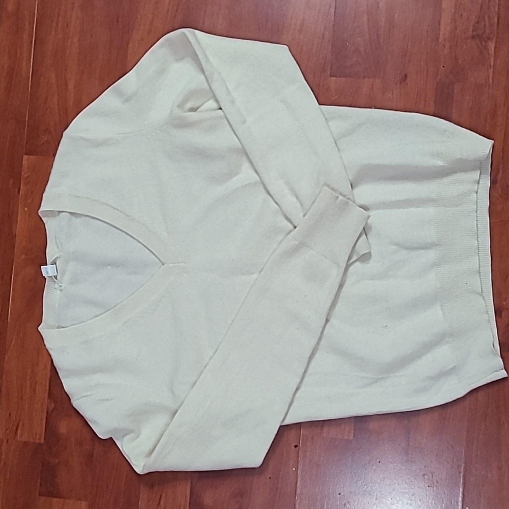 Uniqlo cream cashmere v-neck sweater